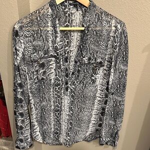 Chic Snakeskin Print Top with Zipper Accents